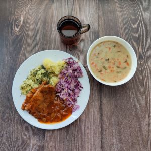 Zdjęcie przedstawia Dietę z ograniczeniem łatwoprzyswajalnych węglowodanów  Zupa jarzynowa z zacierką Ziemniaki młode z koperkiem gotowane Bitka wieprzowa z szynki pieczona Sos cygański Surówka z kapusty białej i czerwonej 